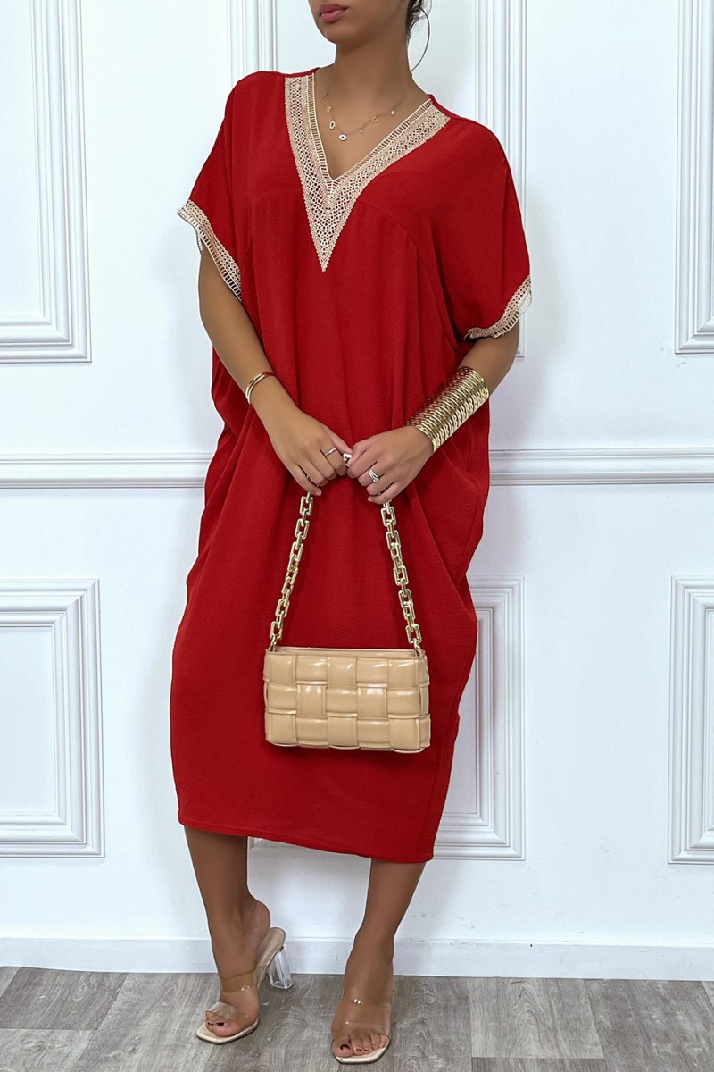 Longue robe tunique ample en rouge avec dentelle au col et aux manches