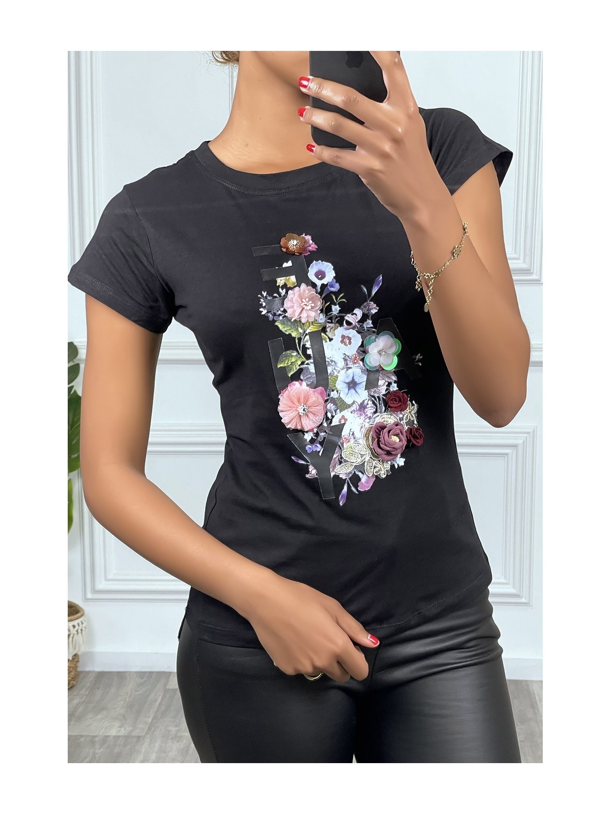 Tee-shirt noir à motif fleuri et en relief