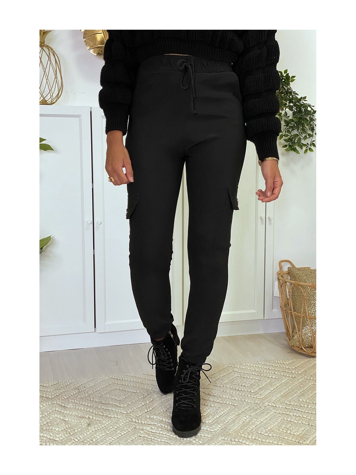 Pantalon jogging noir avec poches sur les côtés