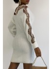 Robe pull blanche en maille très douce à découpe en V et motifs strass