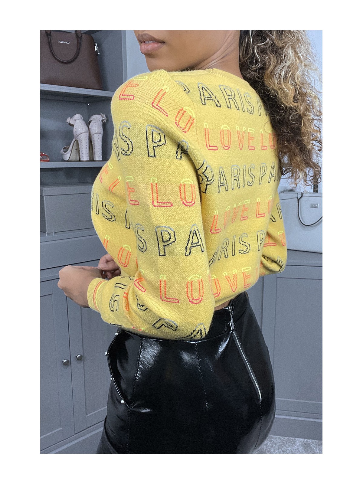 Pull court moutarde à inscription PARIS LOVE