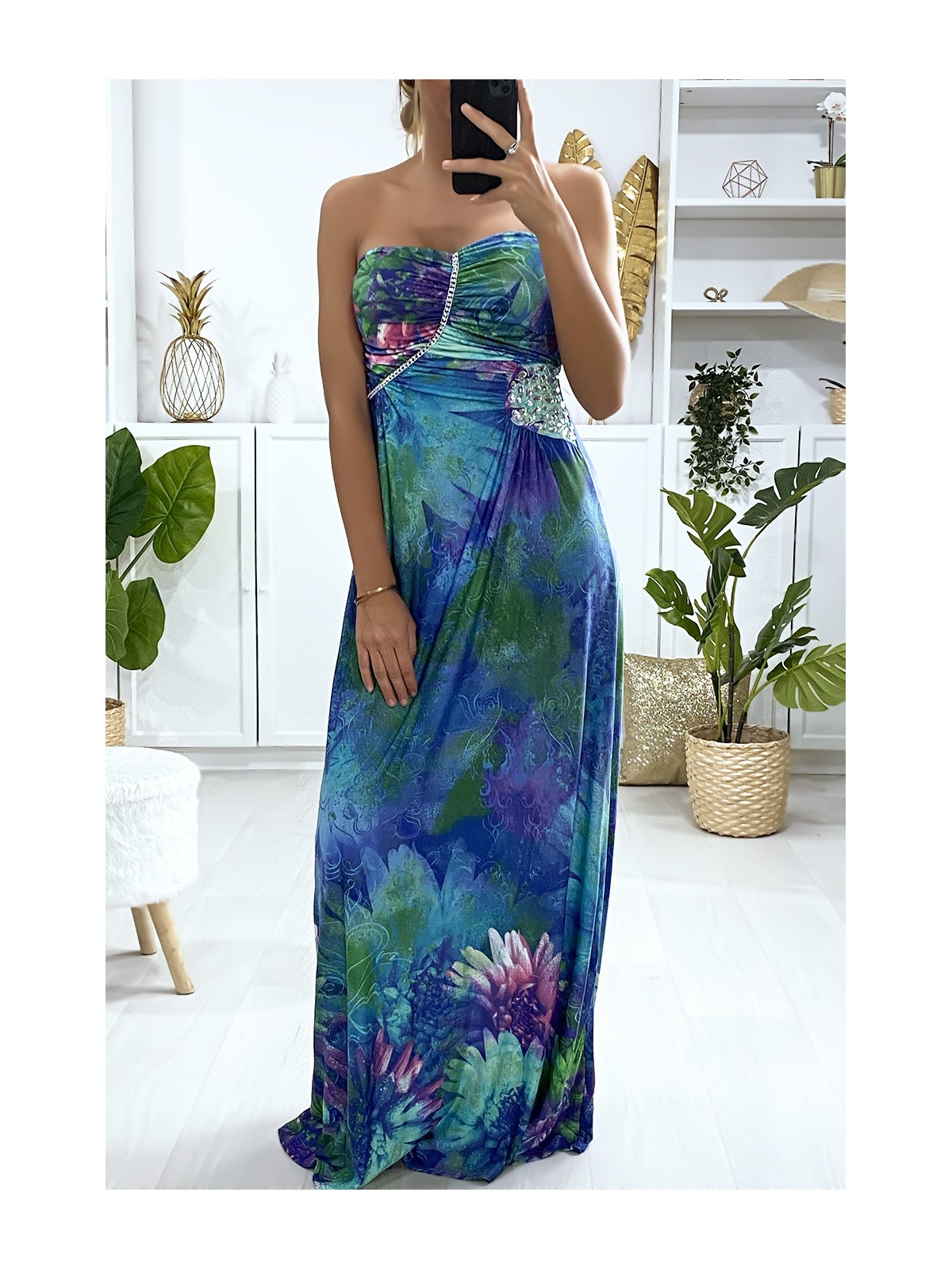 Longue robe motif fleuris bleu avec strass et plis au buste