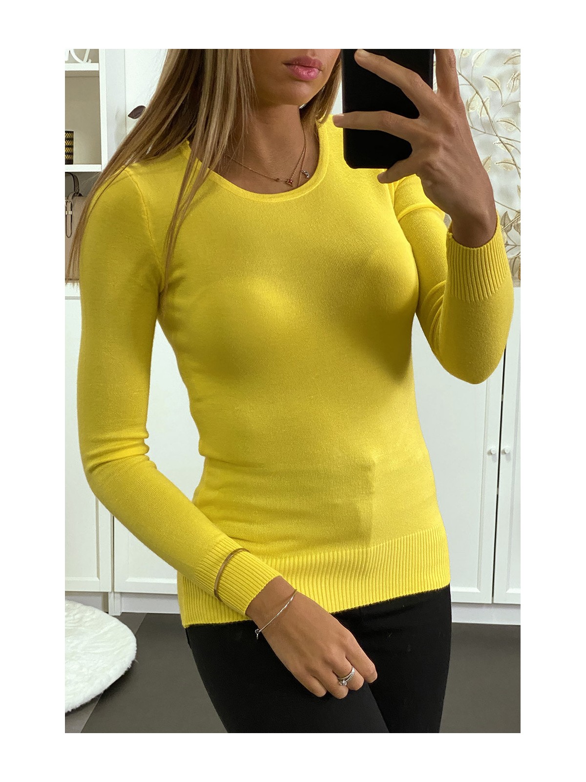 Pull jaune col rond en maille tricot très extensible et très doux