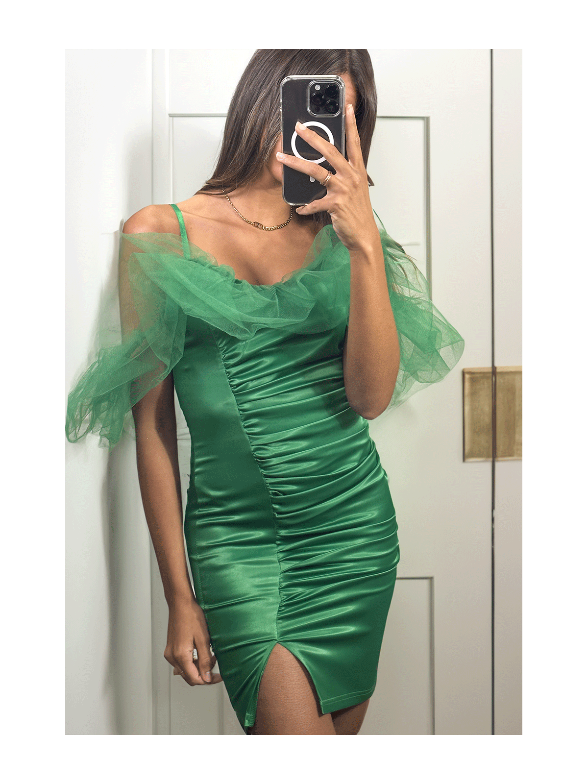 Lot de 6 Pcs Sublime robe satiné verte avec tulle tombant aux épaules  - 3