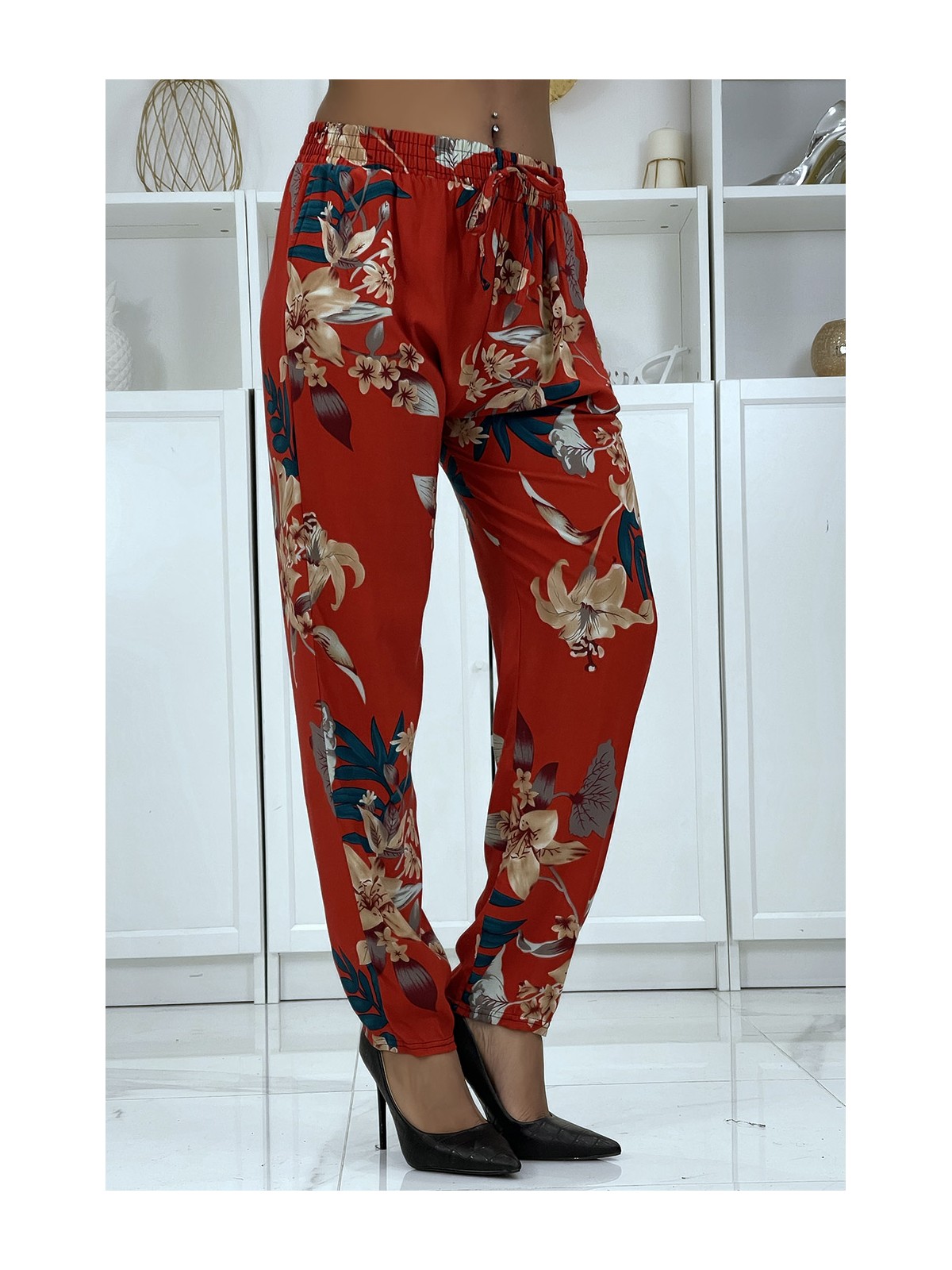 Pantalon fluide rouge à motif floral B-36 - 4