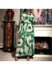 Longue robe satiné verte avec joli motif pastel - 1