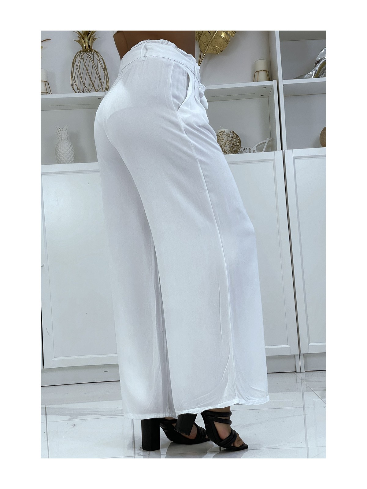 Pantalon palazzo blanc avec poches et ceinture - 4