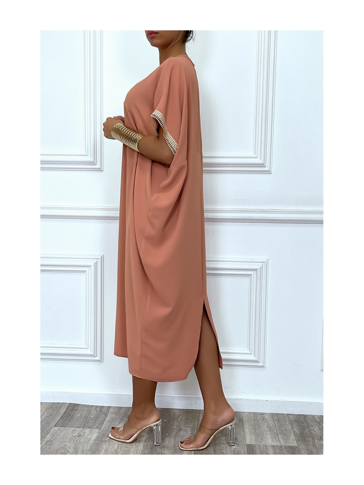 Longue robe tunique ample en rose avec dentelle au col et aux manches - 2