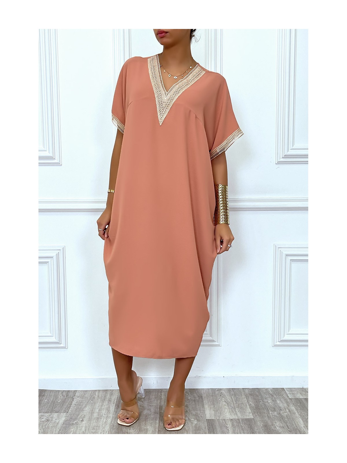 Longue robe tunique ample en rose avec dentelle au col et aux manches - 4