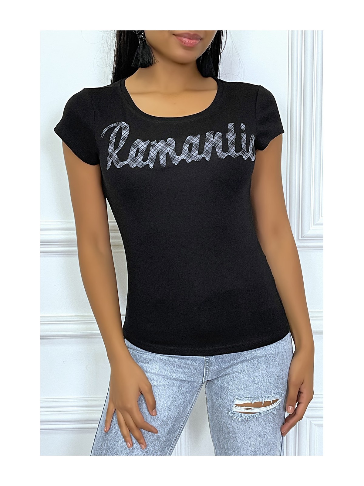 T-shirt noir à col rond et inscription "Romantic" - 1