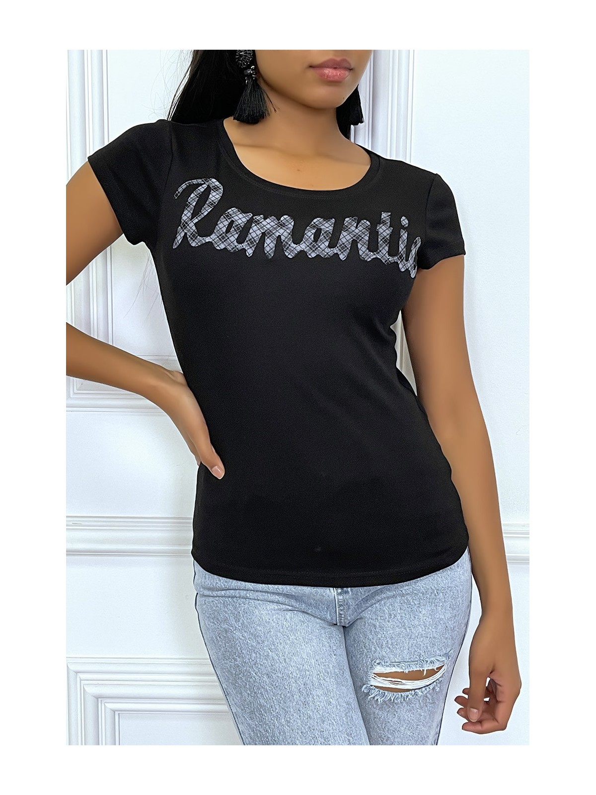 T-shirt noir à col rond et inscription "Romantic" - 2