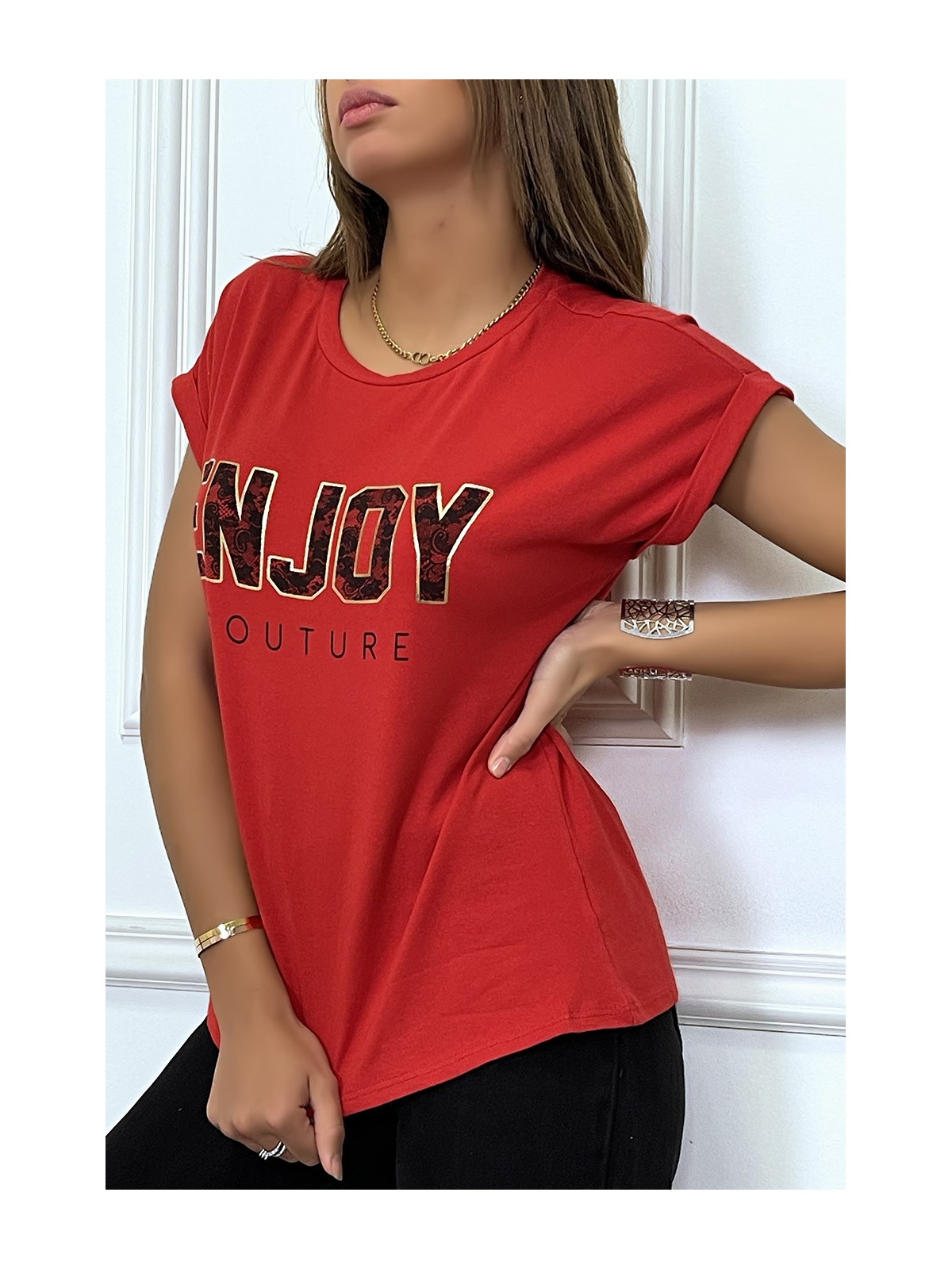 T-shirt rouge ENJOY avec manches revers et coupe loose. T-shirt femme fashion - 1