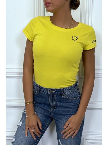 T-shirt jaune avec broderie coeur et écriture à la manche - 1