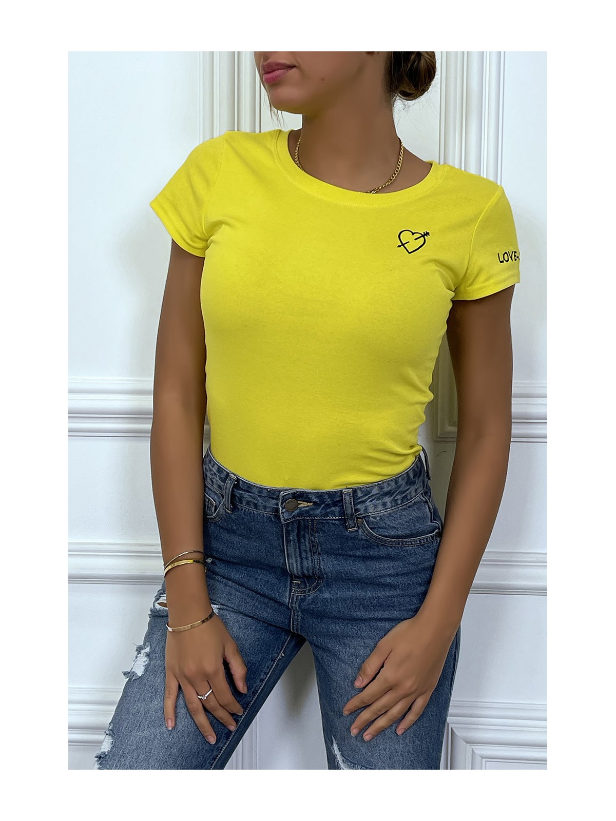 T-shirt jaune avec broderie coeur et écriture à la manche - 1