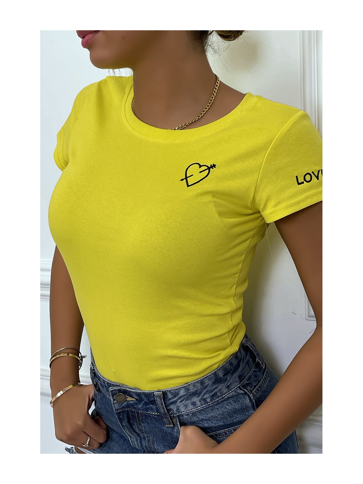 T-shirt jaune avec broderie coeur et écriture à la manche - 2