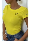 T-shirt jaune avec broderie coeur et écriture à la manche - 2