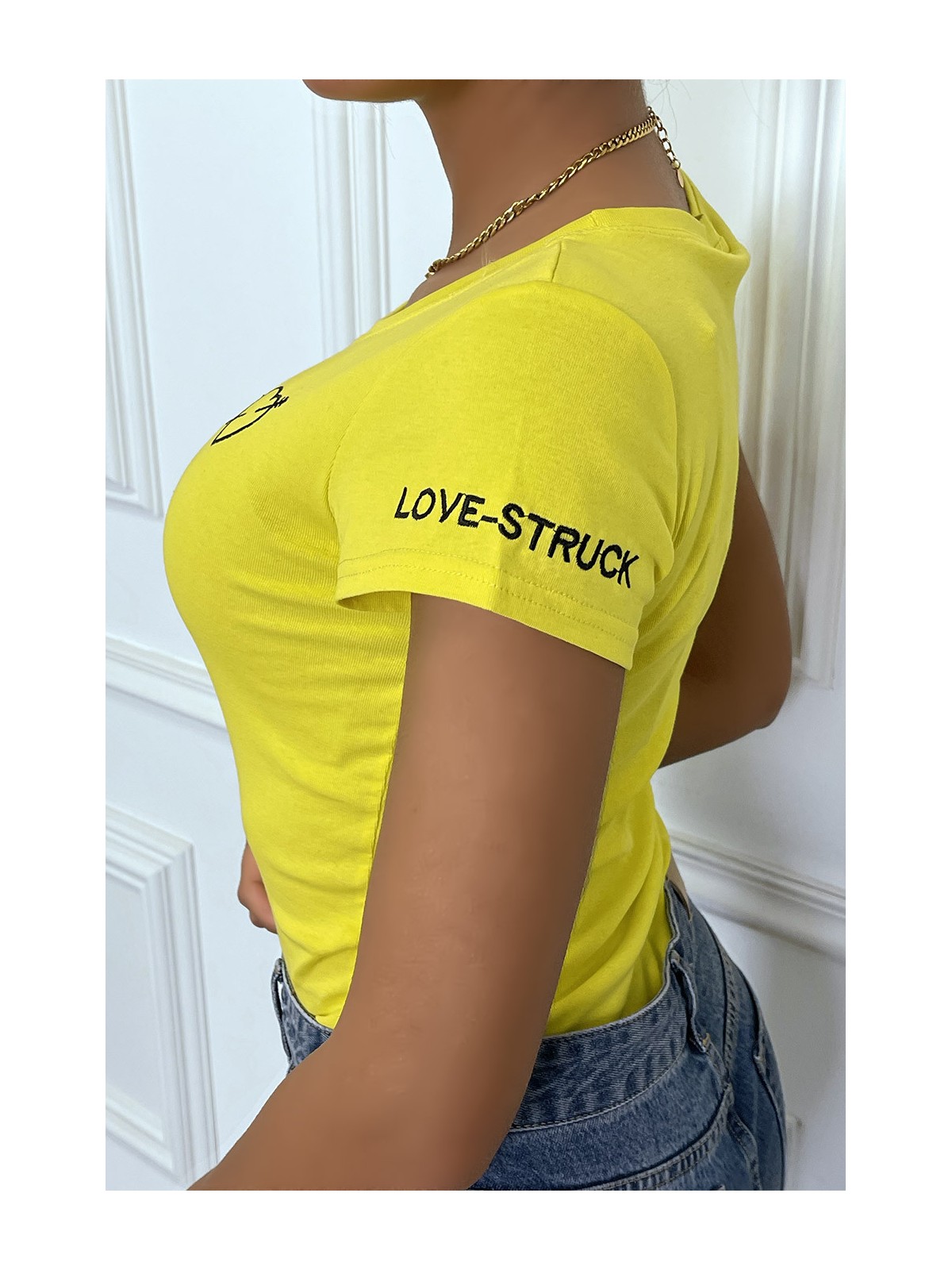 T-shirt jaune avec broderie coeur et écriture à la manche - 3