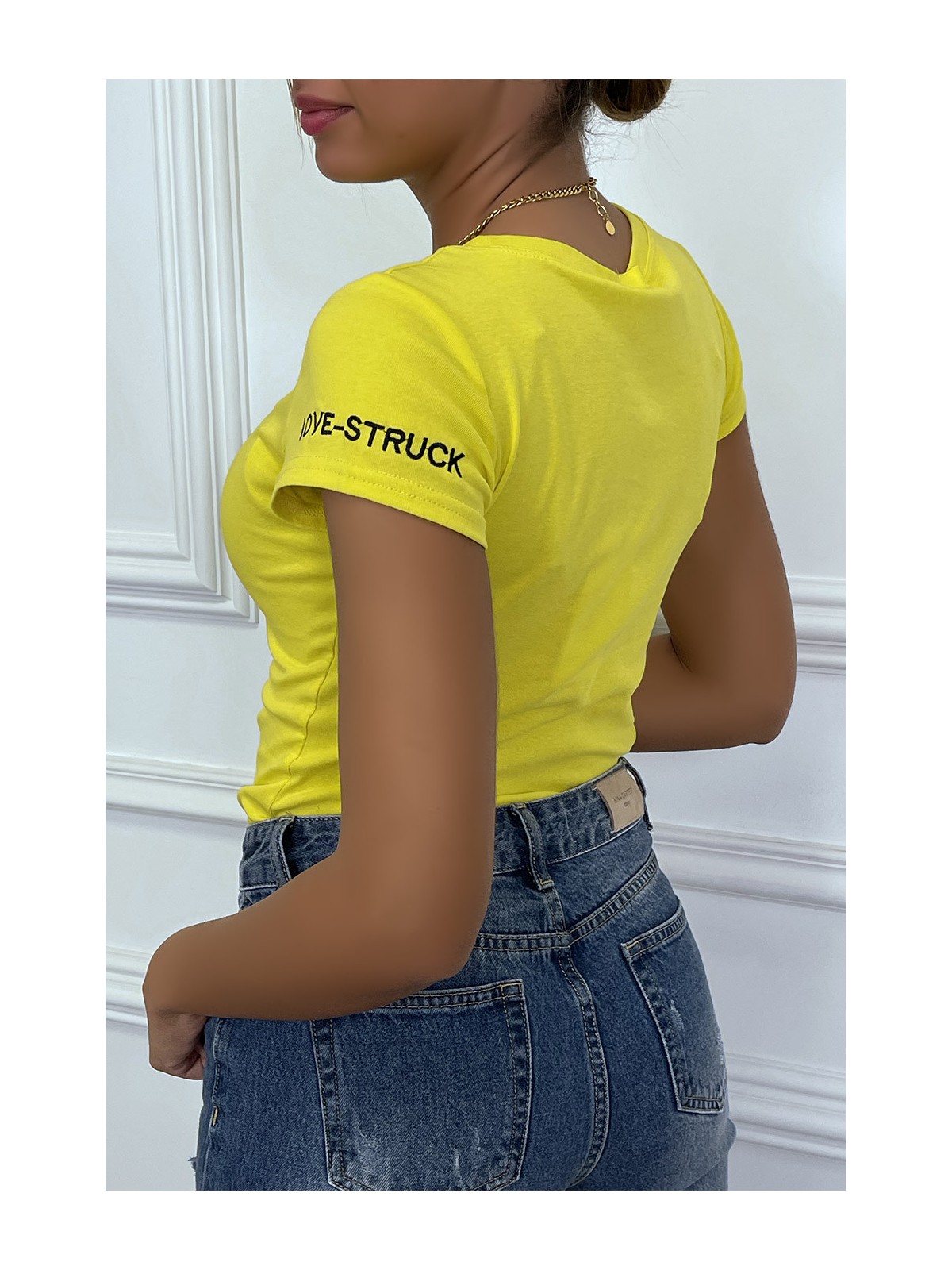 T-shirt jaune avec broderie coeur et écriture à la manche - 4