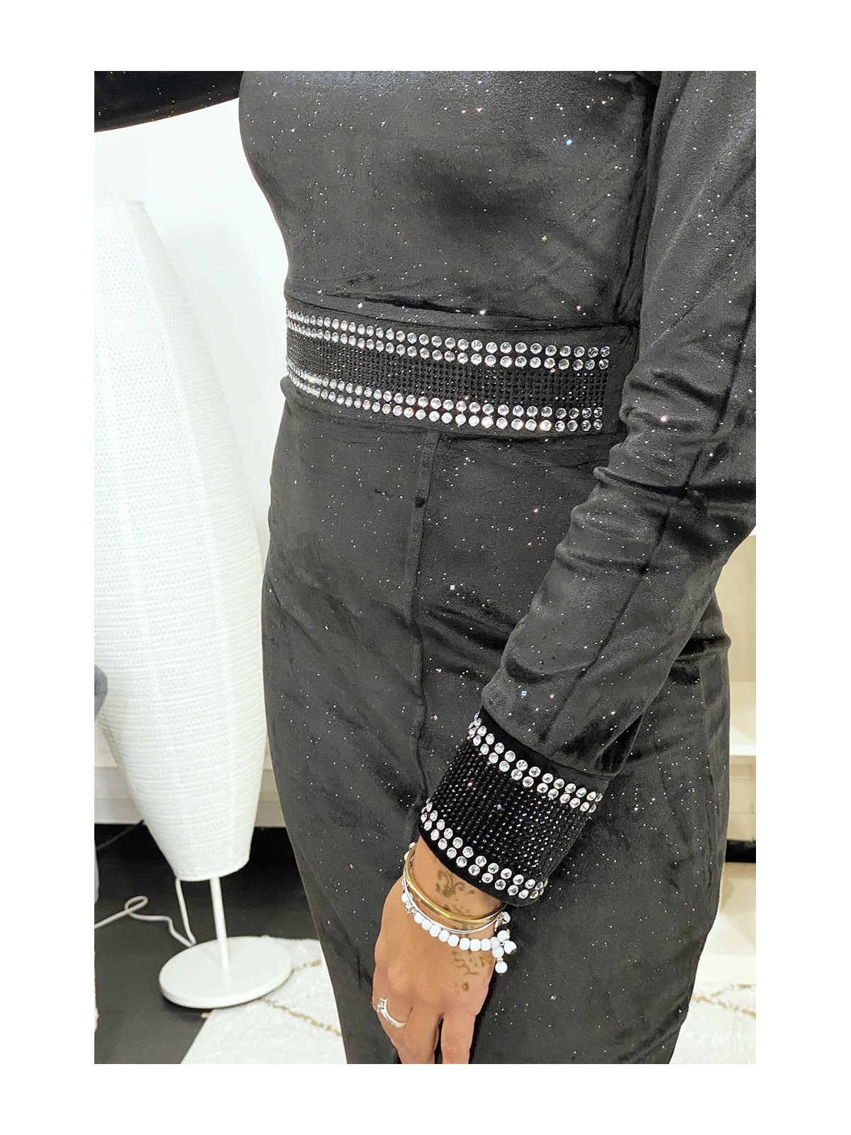 Robe de soirée en velours pailleté noir avec strass à la taille et aux manches - 9