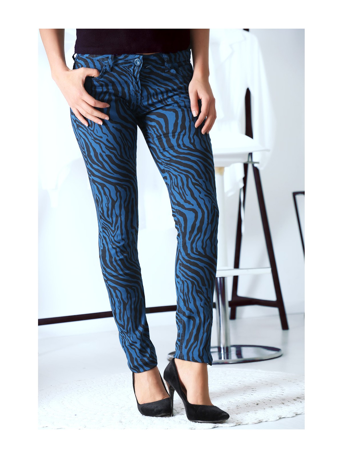 Pantalon Jeans bleu extensible avec poche et motif noir S1317D - 6
