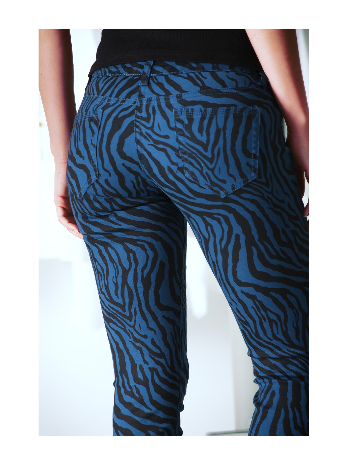 Pantalon Jeans bleu extensible avec poche et motif noir S1317D - 9
