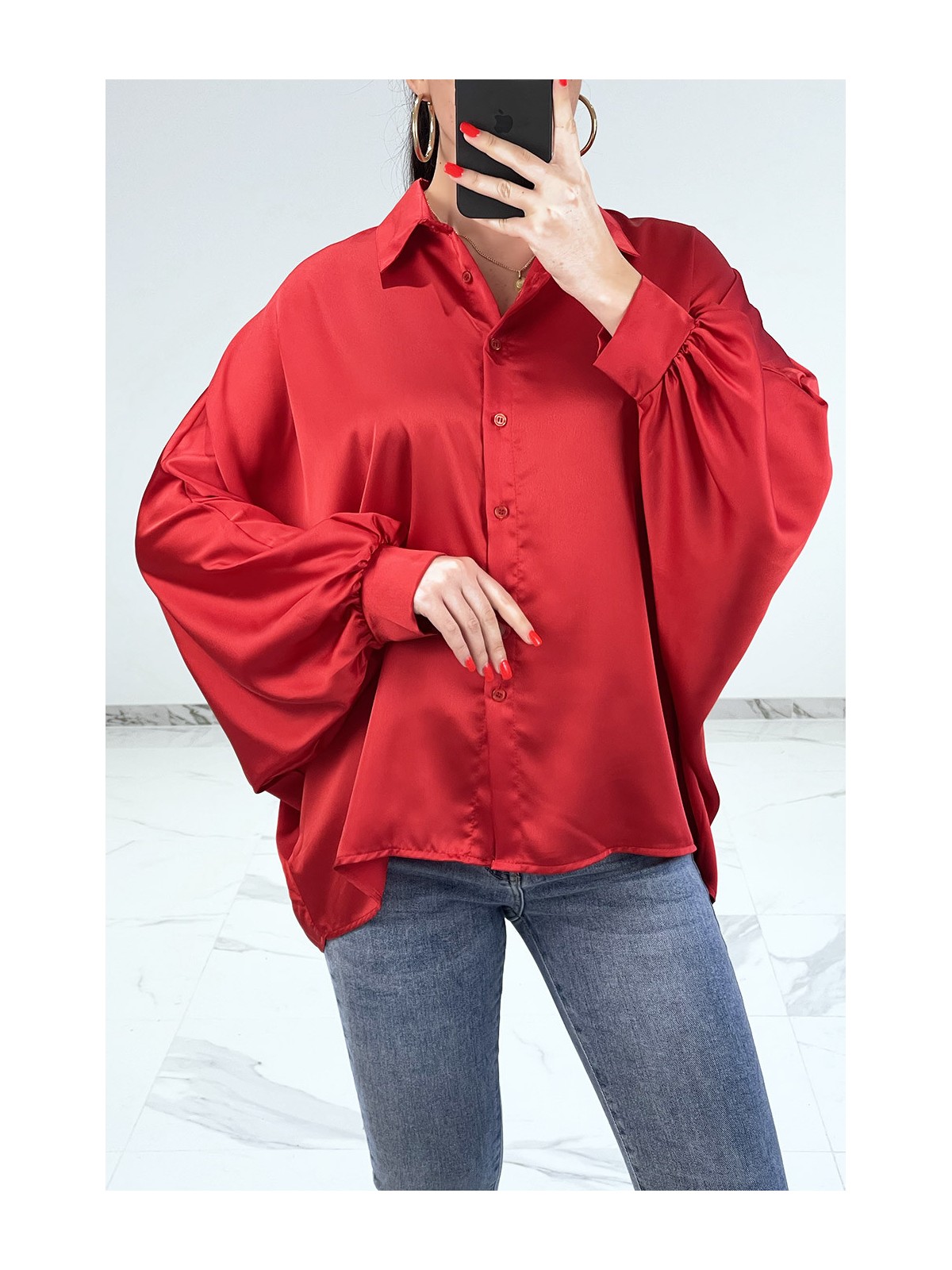 Chemise rouge satinée oversize avec manches chauve-souris - 1