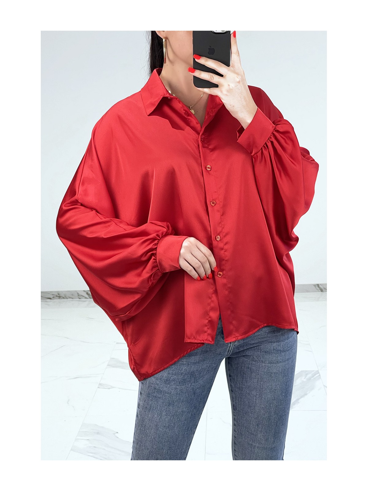 Chemise rouge satinée oversize avec manches chauve-souris - 2