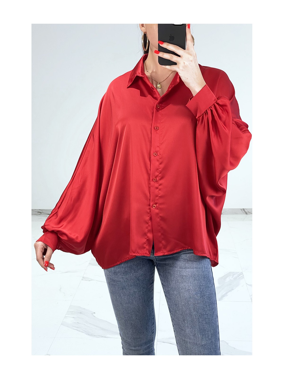 Chemise rouge satinée oversize avec manches chauve-souris - 4