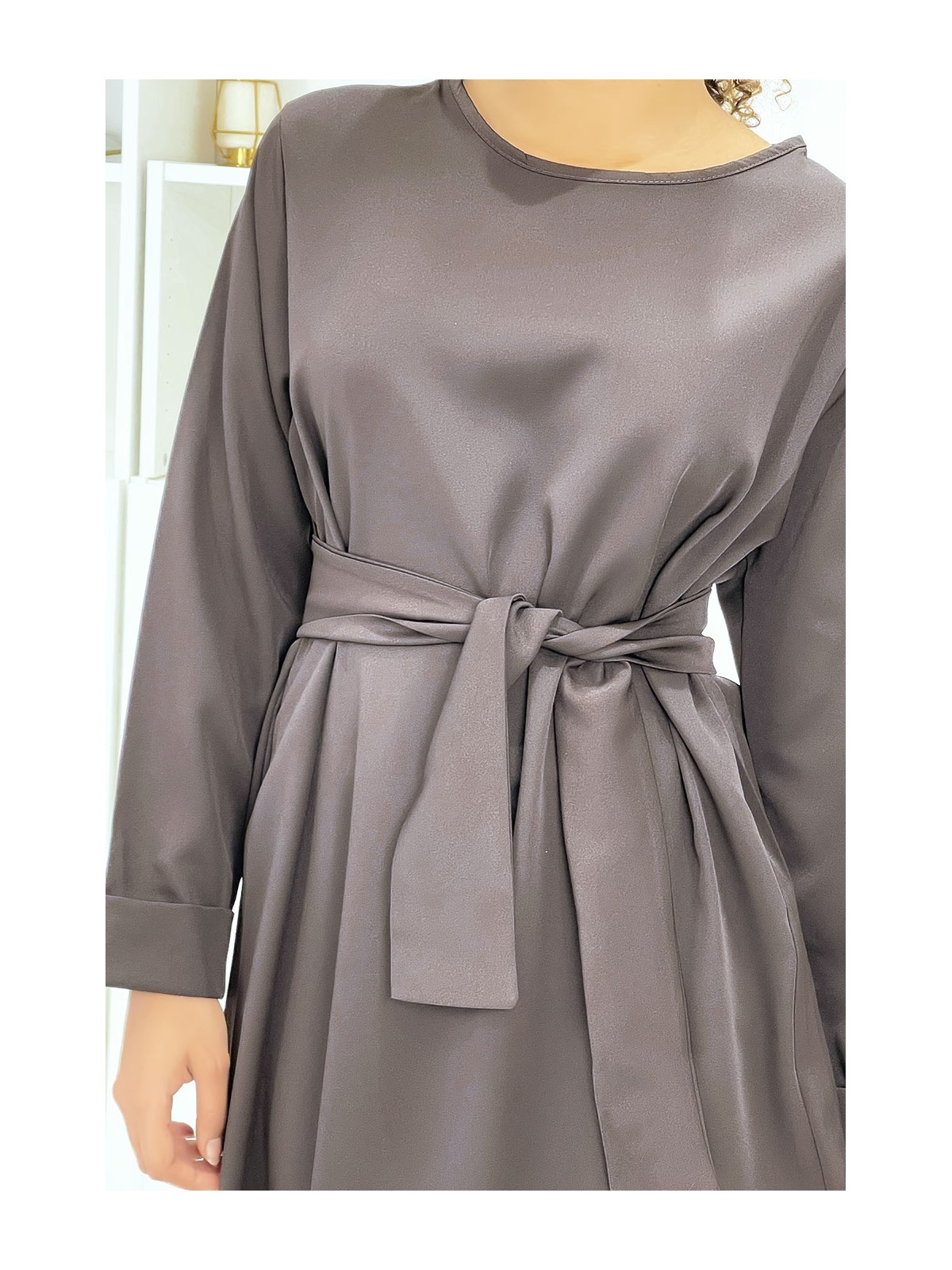 Longue abaya marron avec poches et ceinture - 5