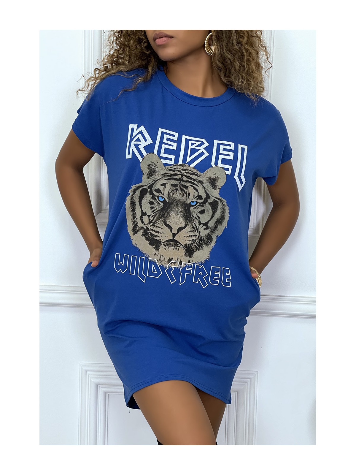 Robe t-shirt royal avec poches et écriture REBEL avec dessin de lion - 1
