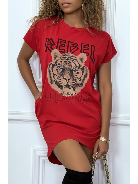 Robe t-shirt rouge avec poches et écriture REBEL avec dessin de lion - 2