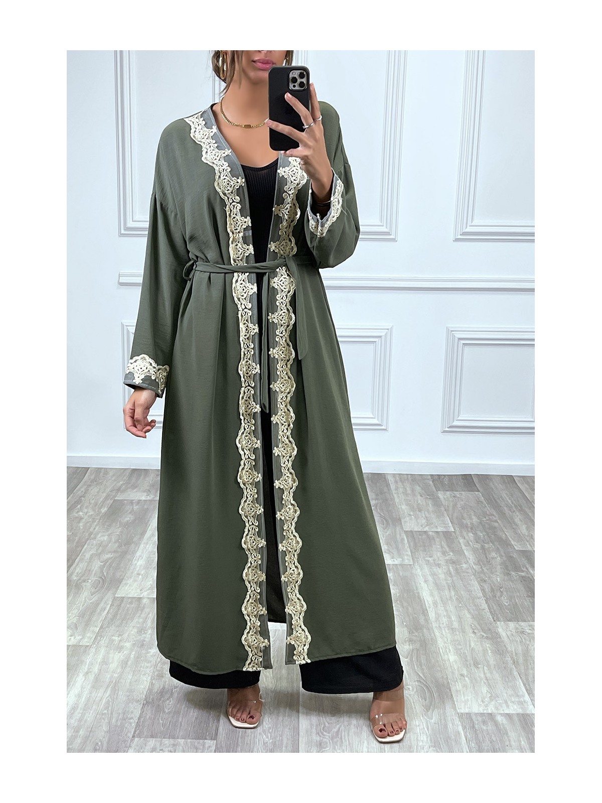 KiLKno long ceinturé style abaya kaki avec broderie doré - 2