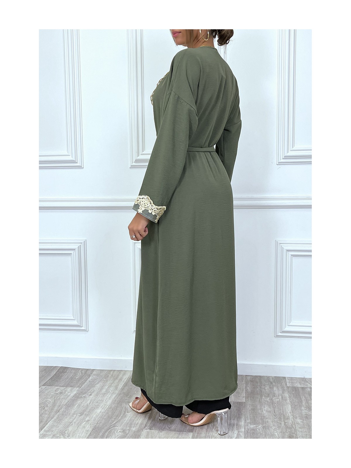 KiLKno long ceinturé style abaya kaki avec broderie doré - 3