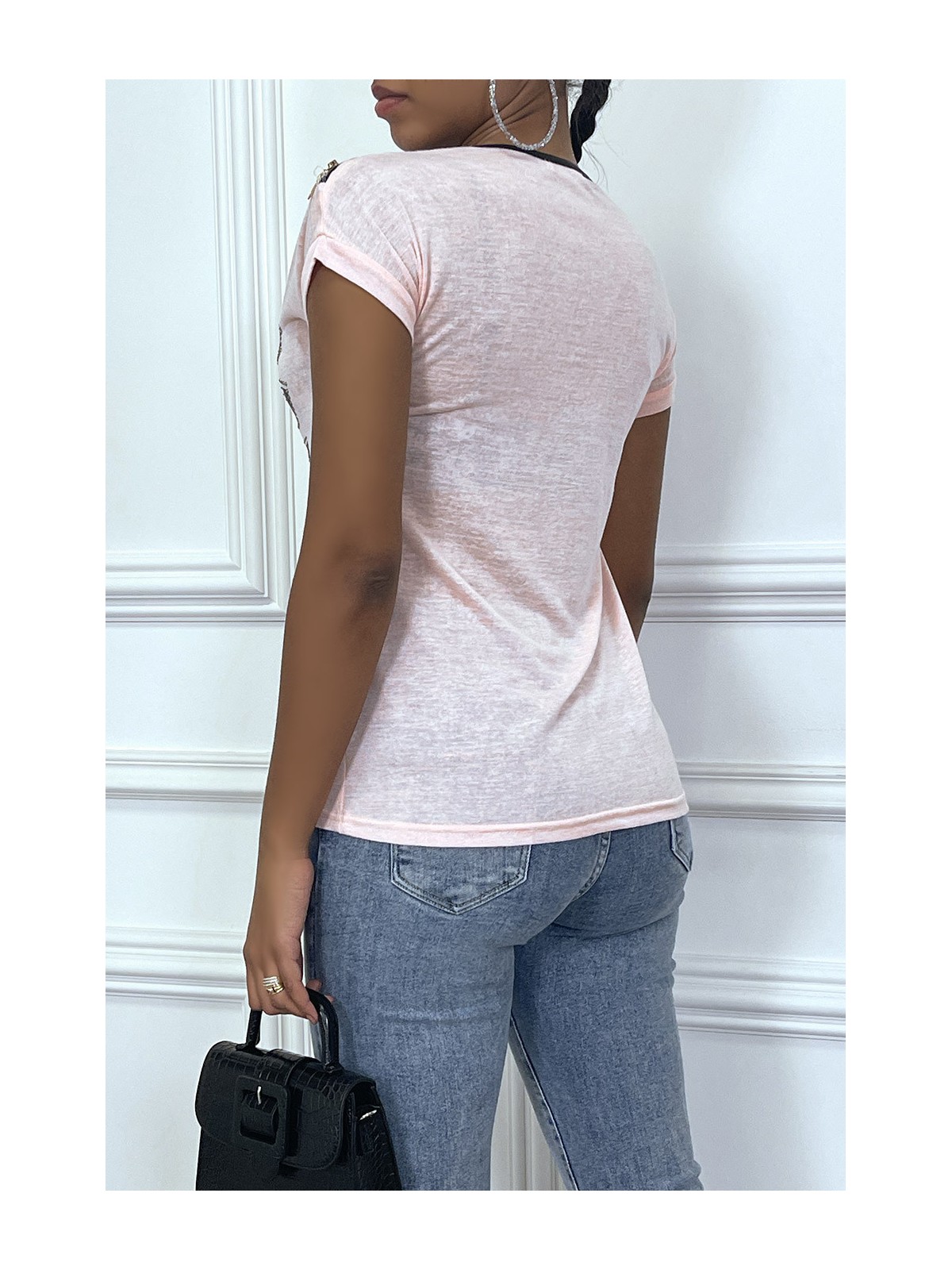 Tee-shirt rose avec details, en simili et écriture - 3