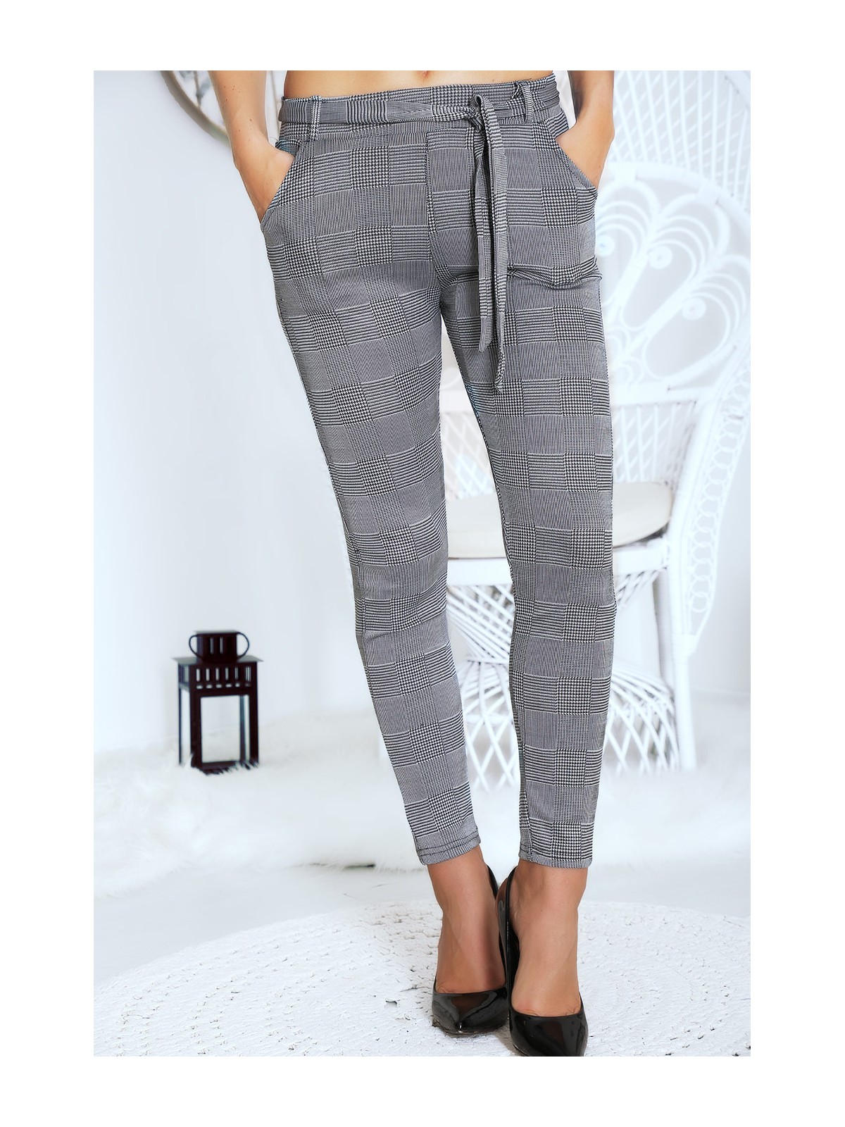 Pantalon slim gris à carreaux avec poche et ceinture. 68390 - 1