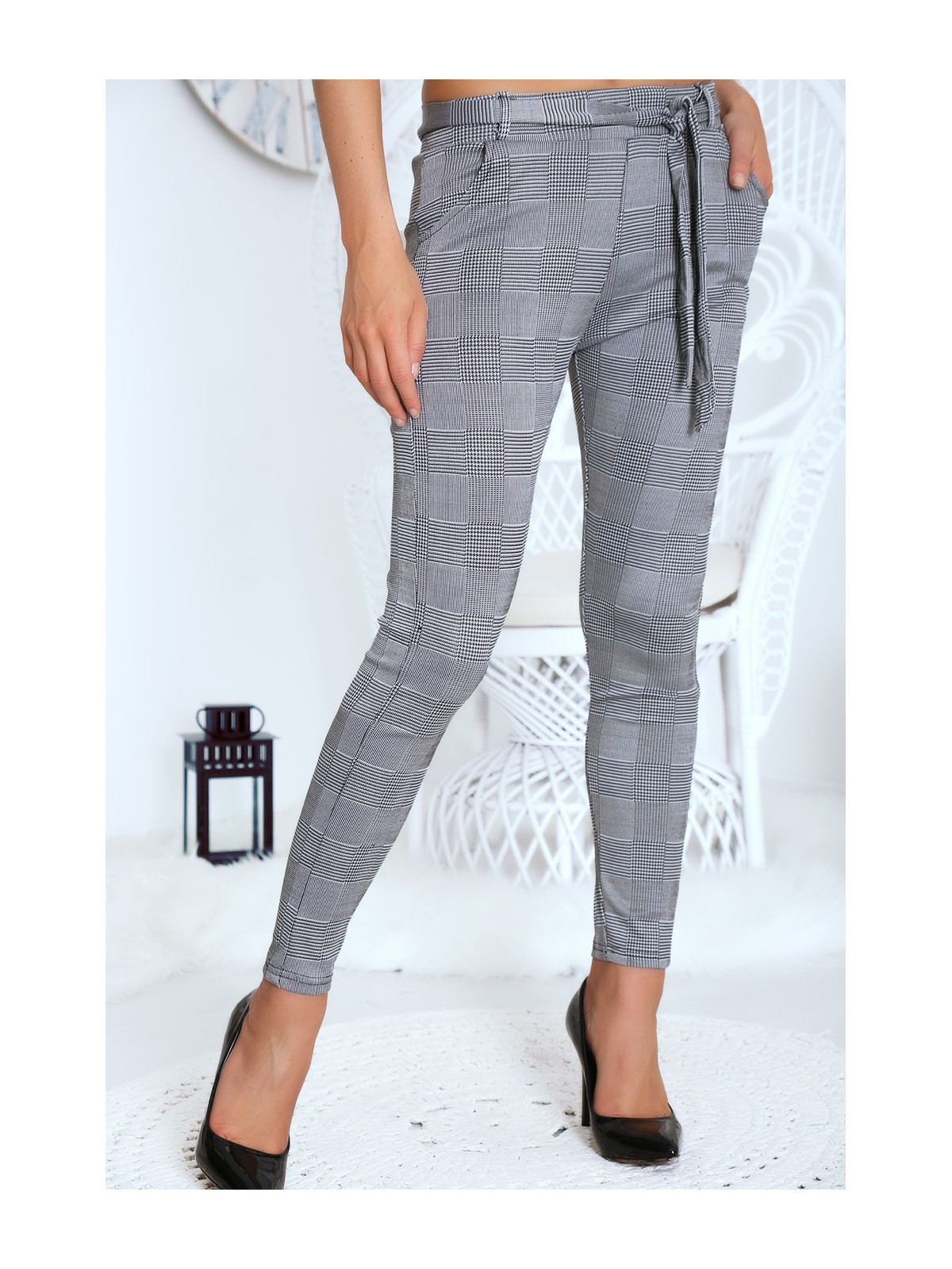 Pantalon slim gris à carreaux avec poche et ceinture. 68390 - 2