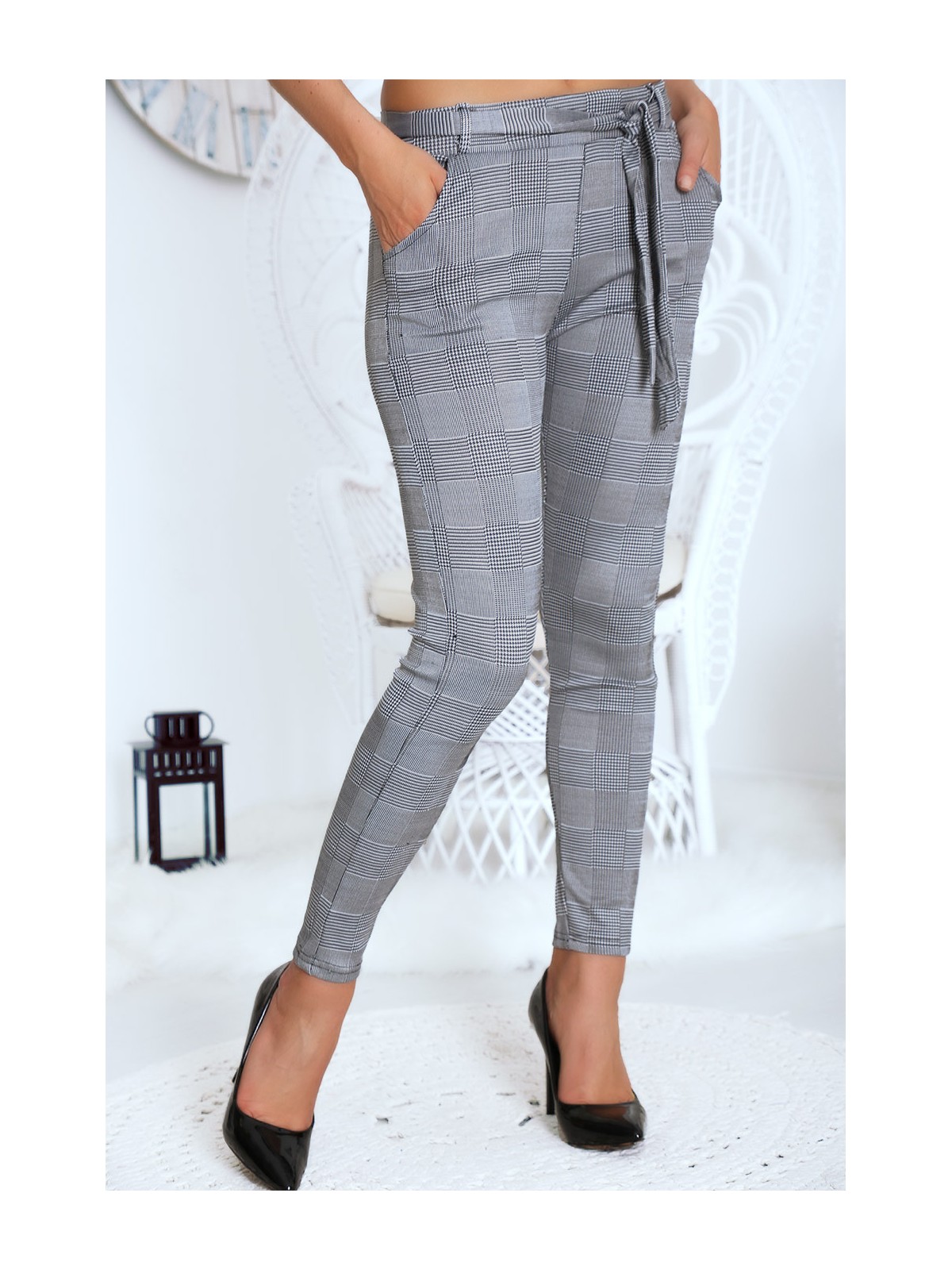 Pantalon slim gris à carreaux avec poche et ceinture. 68390 - 3