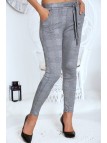 Pantalon slim gris à carreaux avec poche et ceinture. 68390 - 3