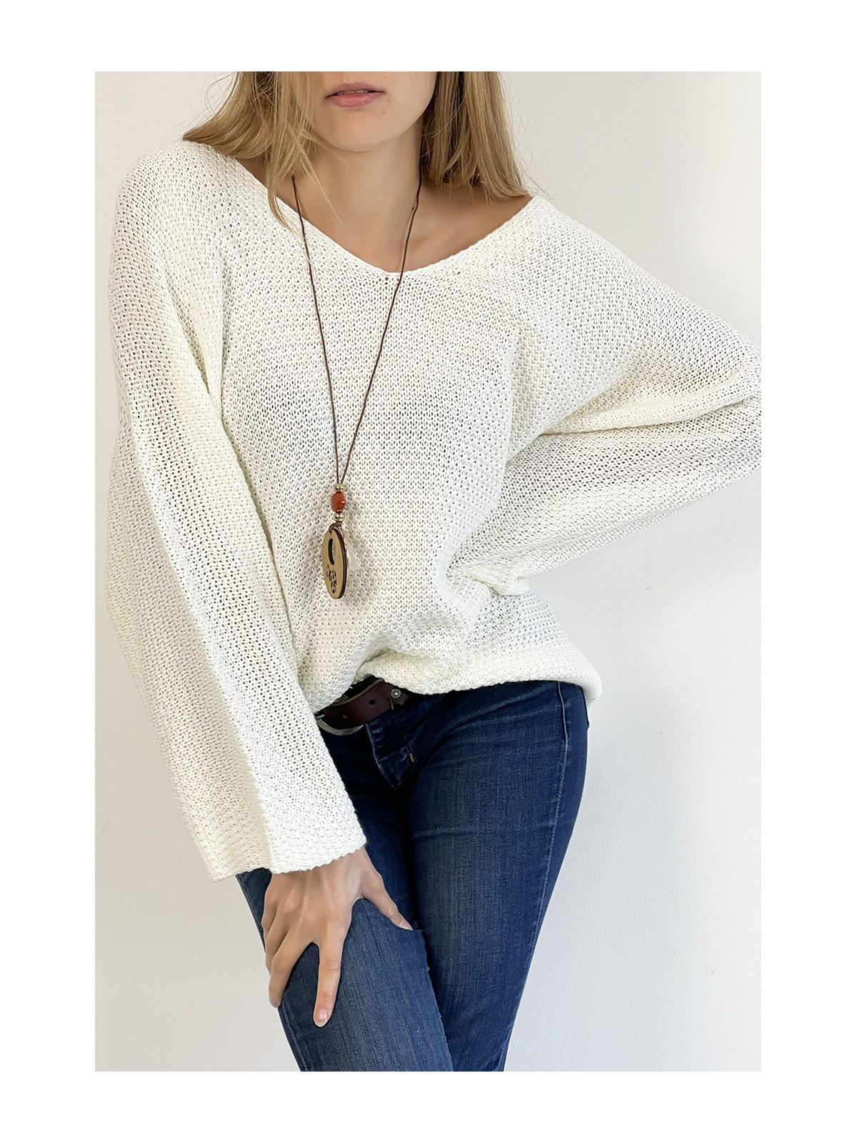 Pull blanc ample col V effet maille avec collier style bohème chic - 3
