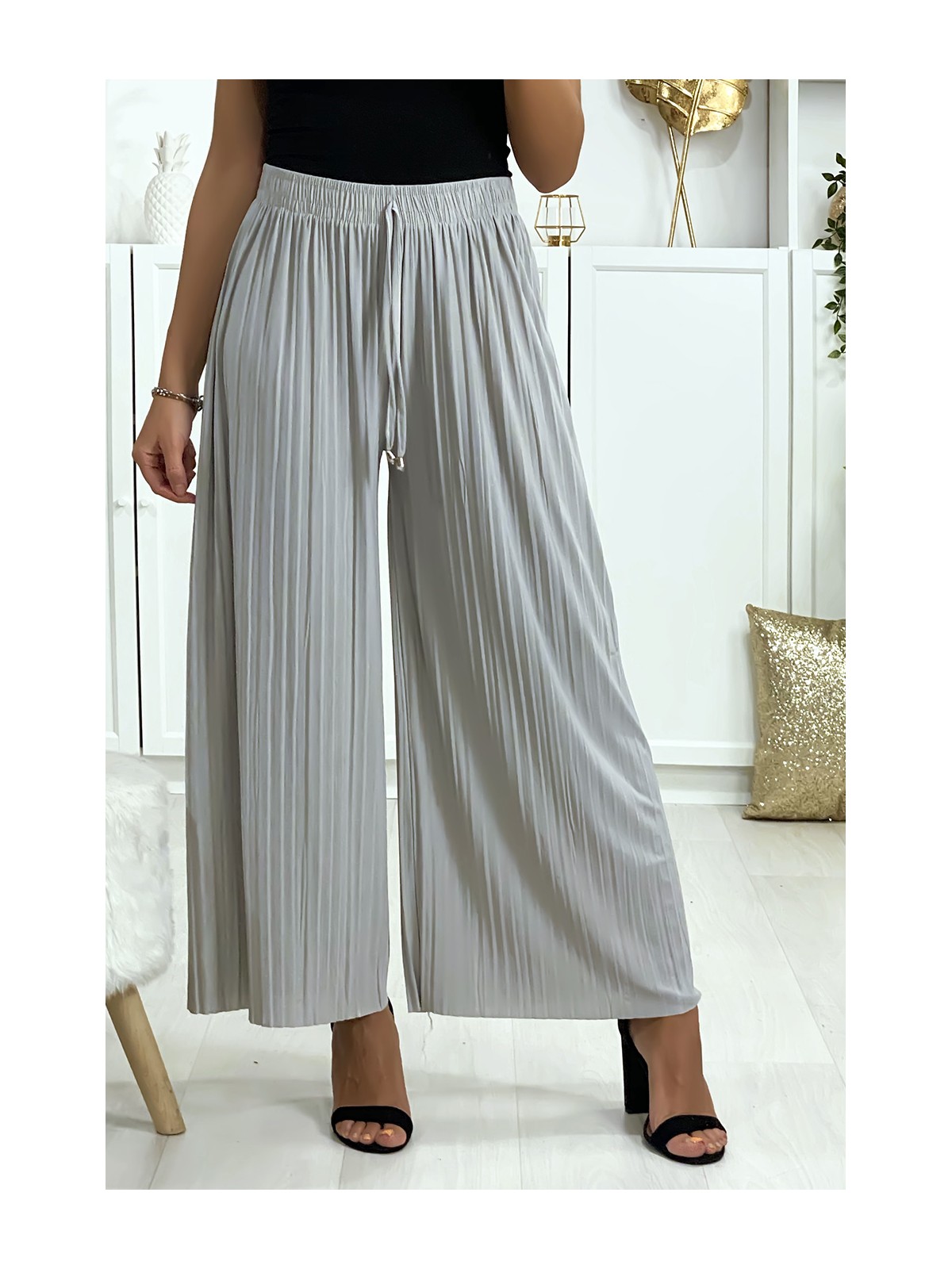 Pantalon palazzo plissé en gris. Mode femme - 1