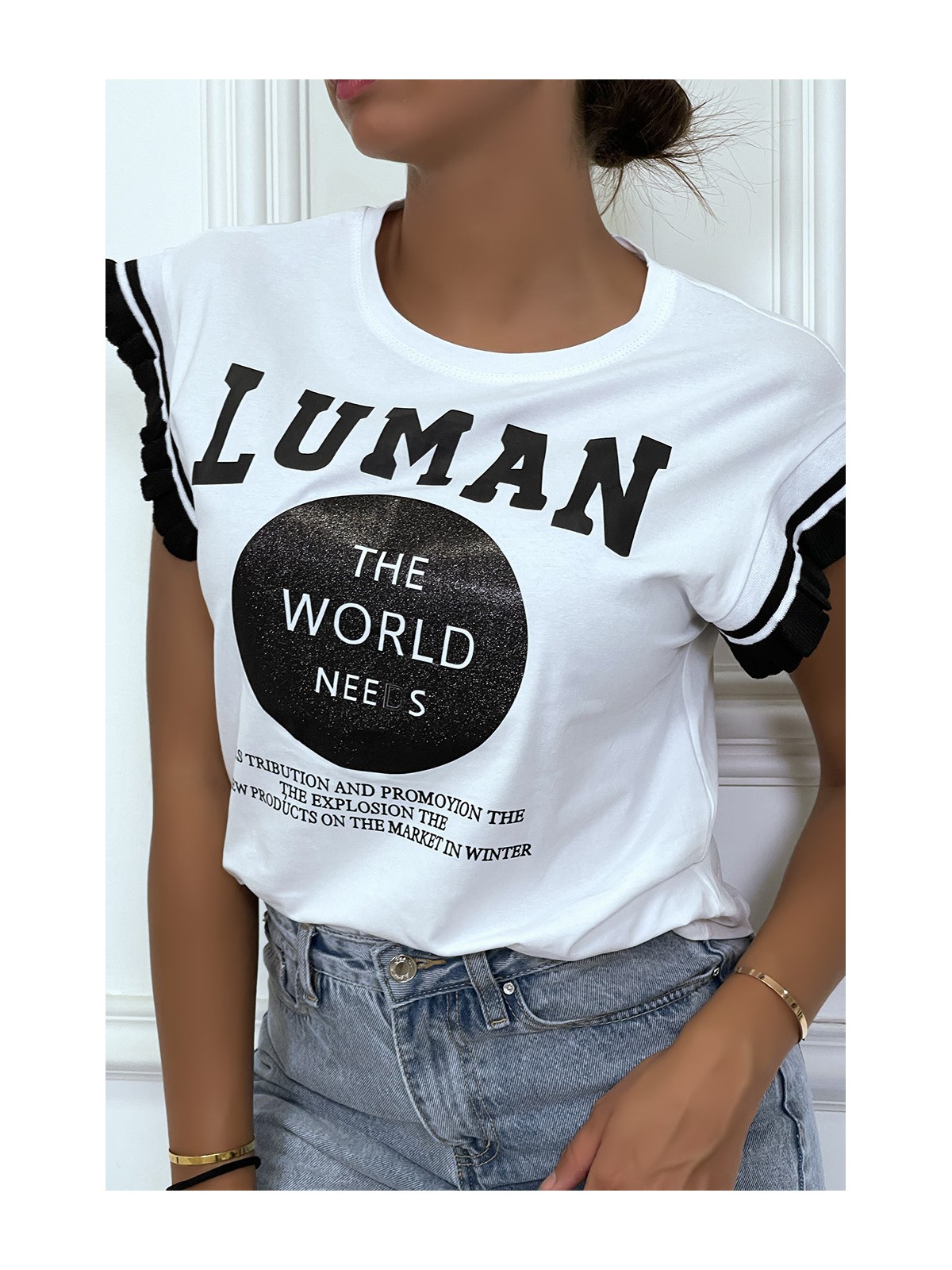T-shirt blanc avec écritures "LUMAN" et détails noir, à manches courtes avec volants - 2