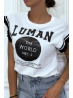 T-shirt blanc avec écritures "LUMAN" et détails noir, à manches courtes avec volants - 2