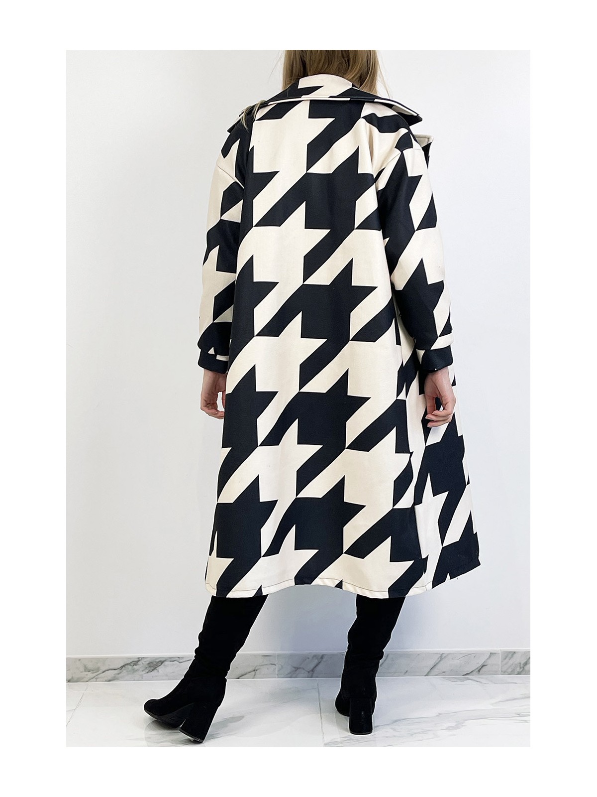 Manteau longueur mi-mollet beige à motif géométrique noir avec poche latérale col à revers et manches raglan. - 1