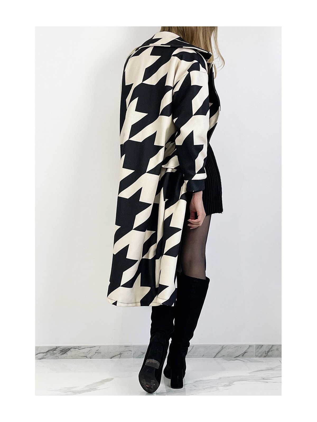 Manteau longueur mi-mollet beige à motif géométrique noir avec poche latérale col à revers et manches raglan. - 2