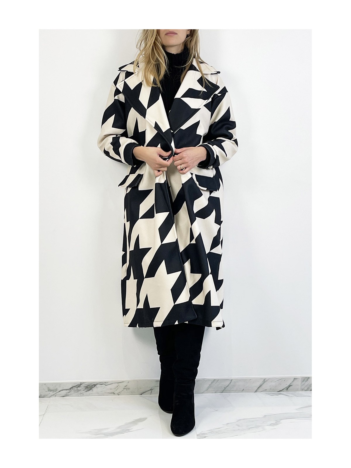 Manteau longueur mi-mollet beige à motif géométrique noir avec poche latérale col à revers et manches raglan. - 5