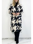 Manteau longueur mi-mollet beige à motif géométrique noir avec poche latérale col à revers et manches raglan. - 5