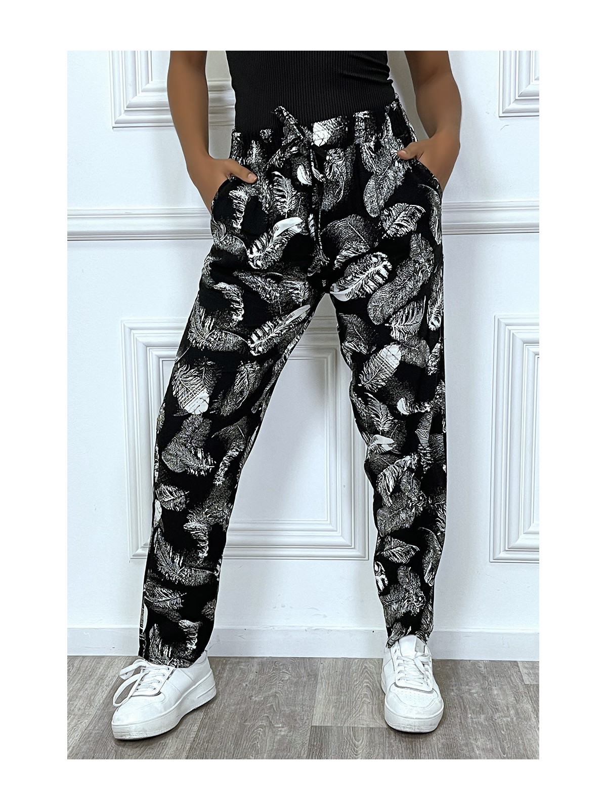 Pantalon fluide noir avec poches et motif feuille très tendance - 7