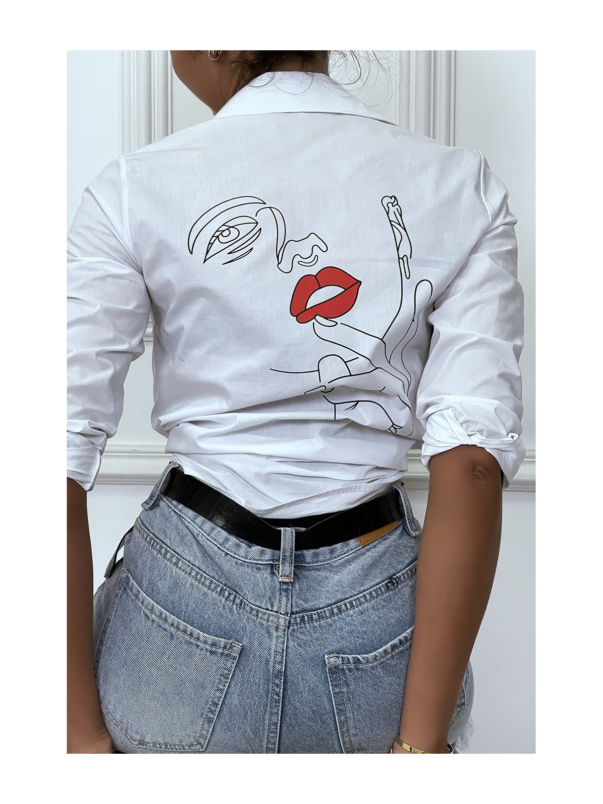 Chemise blanche cintré avec dessin au dos. Chemise femme - 1