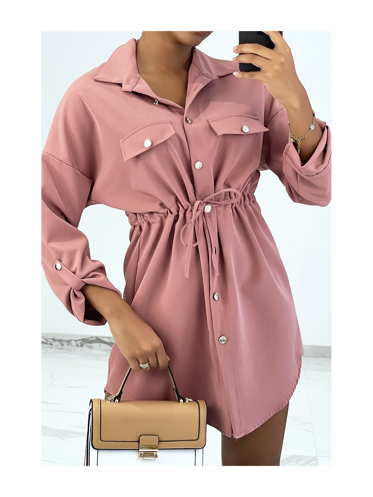 Robe-chemise unicolore rose à poches style safari. - 1