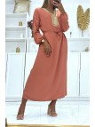 Sublime abaya rose foncée à détails dorés au niveau du col et ceinture à la taille - 3